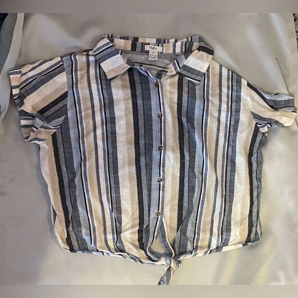 Cute Rue 21+ crop top tshirt